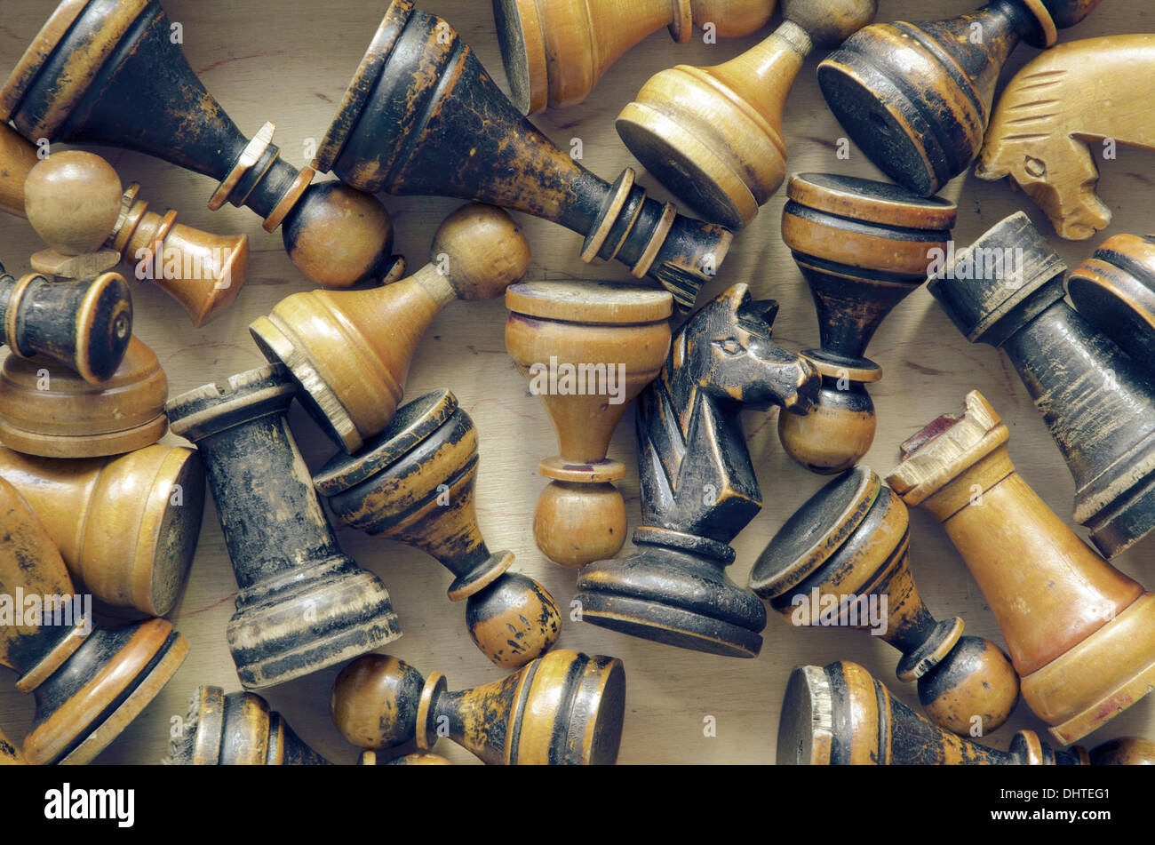 viele Vintage verwitterte Schachfiguren in Holzkiste Stockfoto