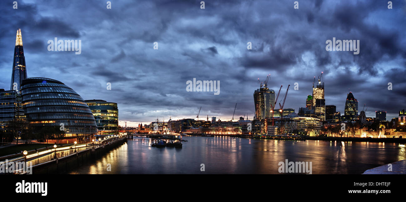 New London City Hall bei Nacht, Panorama-Blick vom Fluss. Stockfoto