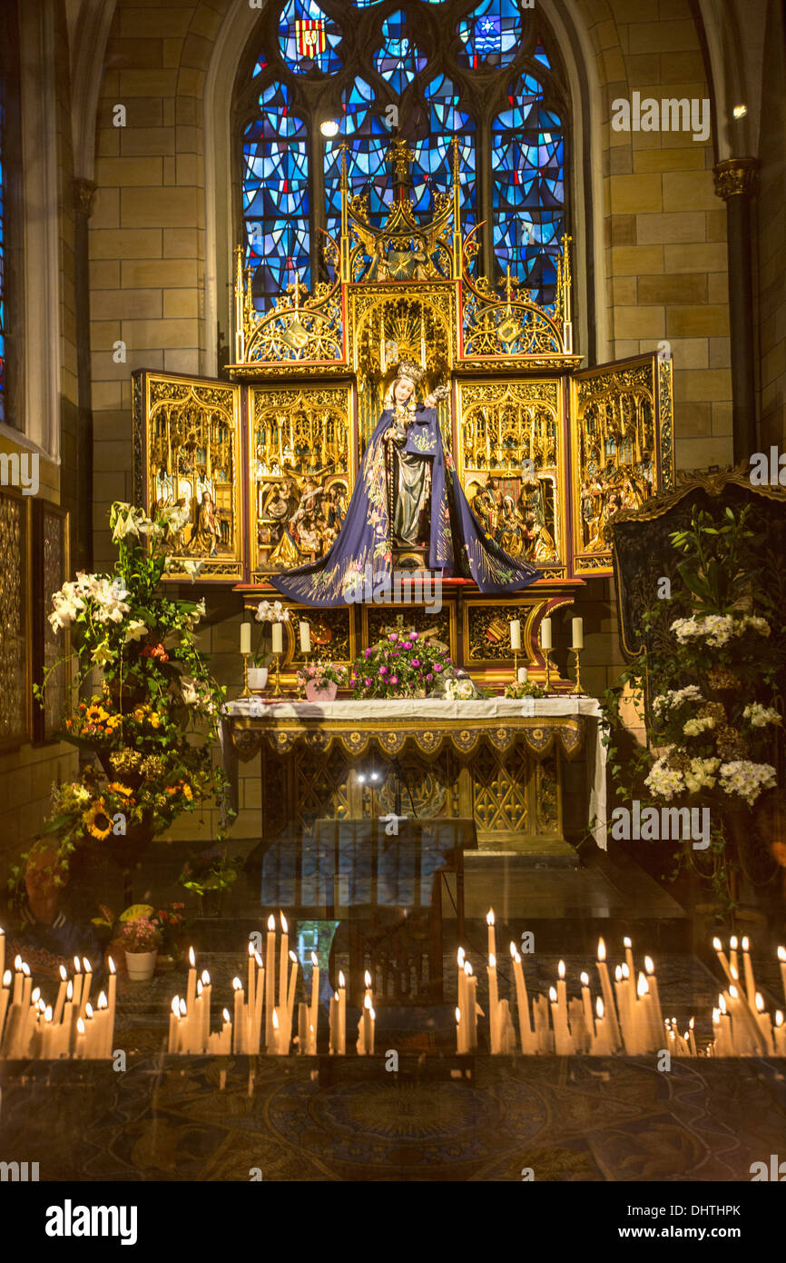 Niederlande, Maastricht, Kirche Onze Lieve Vrouwe Basiliek oder Basilika genannt. Statue der Jungfrau Maria mit Kind Stockfoto