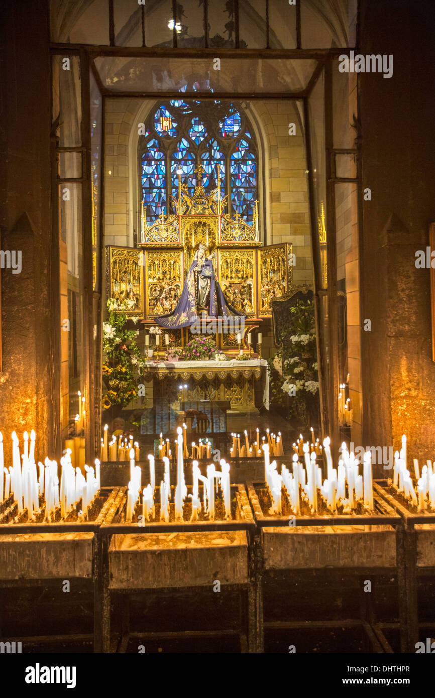 Niederlande, Maastricht, Kirche Onze Lieve Vrouwe Basiliek oder Basilika genannt. Statue der Jungfrau Maria mit Kind Stockfoto