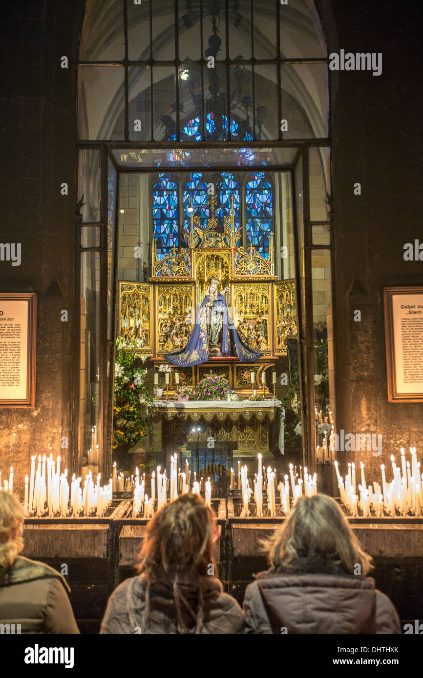 Niederlande, Maastricht, Kirche Onze Lieve Vrouwe Basiliek oder Basilika genannt. Statue der Jungfrau Maria mit Kind Stockfoto