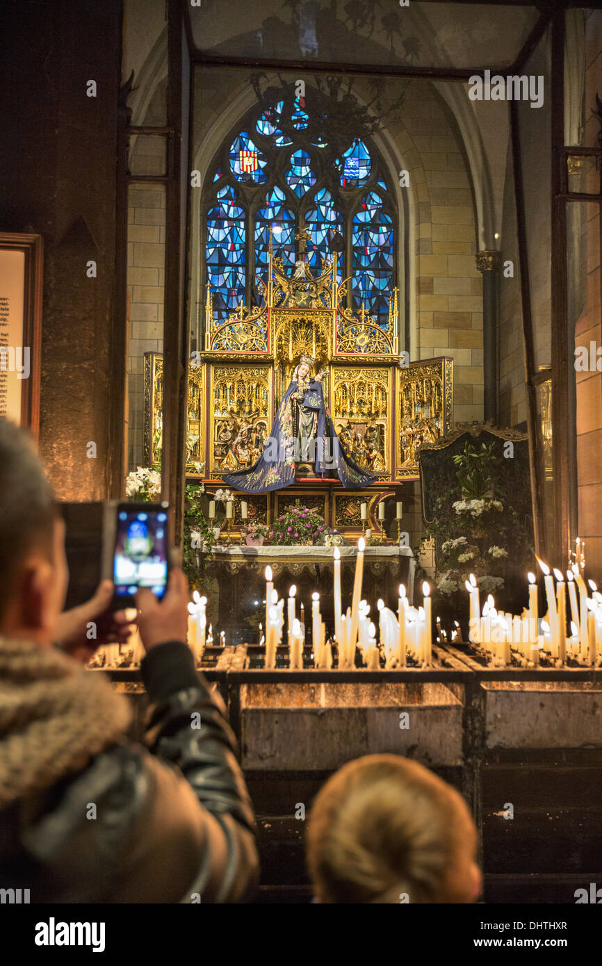 Niederlande, Maastricht, Kirche Onze Lieve Vrouwe Basiliek oder Basilika genannt. Statue der Jungfrau Maria mit Kind Stockfoto