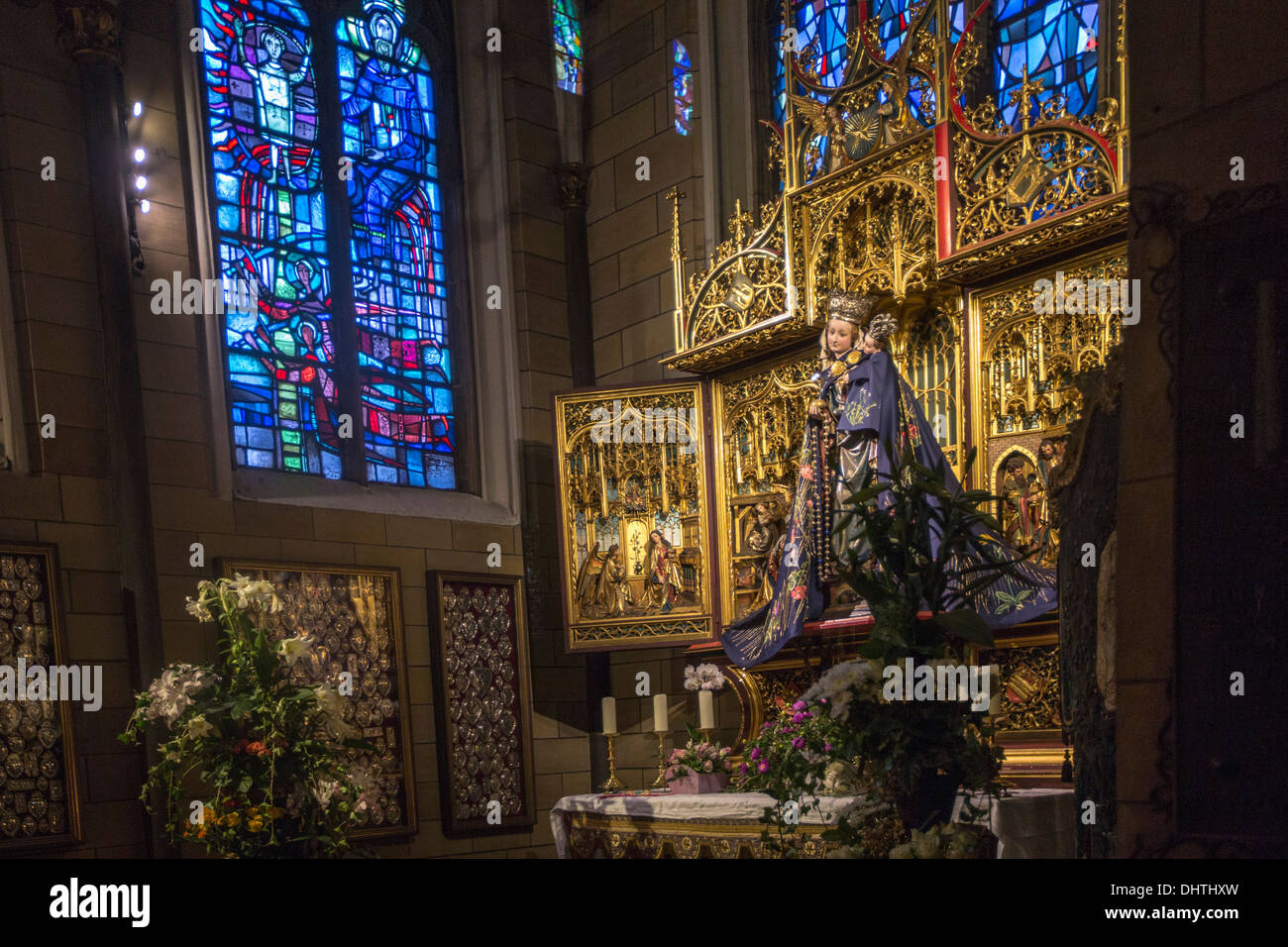 Niederlande, Maastricht, Kirche Onze Lieve Vrouwe Basiliek oder Basilika genannt. Statue der Jungfrau Maria mit Kind Stockfoto