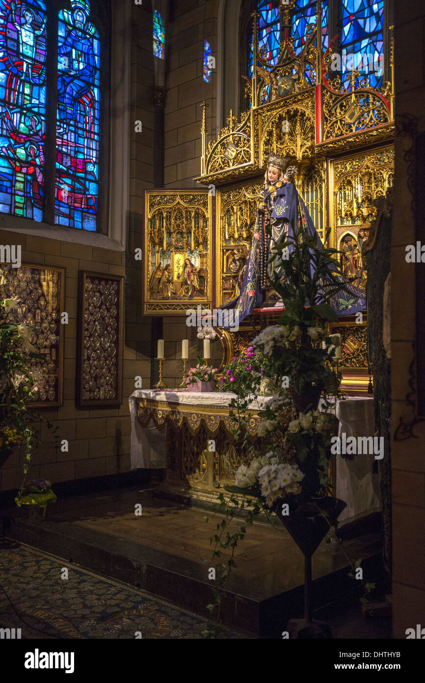Niederlande, Maastricht, Kirche Onze Lieve Vrouwe Basiliek oder Basilika genannt. Statue der Jungfrau Maria mit Kind Stockfoto