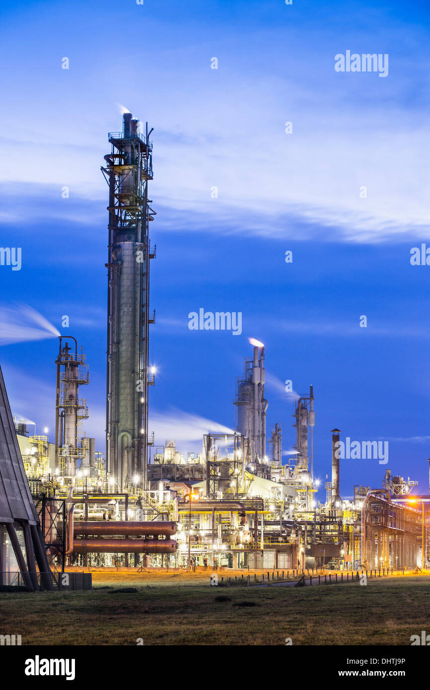 Niederlande, Geleen, chemische Fabrik genannt DSM. Twilight Stockfoto
