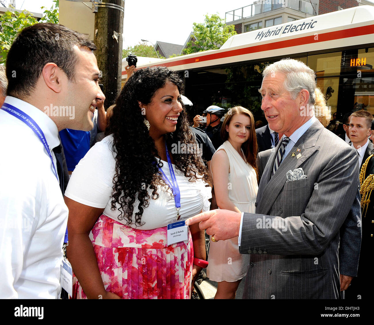 Prinz Charles, Prinz von Wales Ankunft am Prinzen Wohltätigkeitsorganisationen Kanada UforCHANGE am Toronto öffentliche Verkehrsmittel Bus während der 2012 Royal Tour of Ontario feiert die Königin Diamond Jubilee. Toronto, Kanada - 22.05.12 Stockfoto