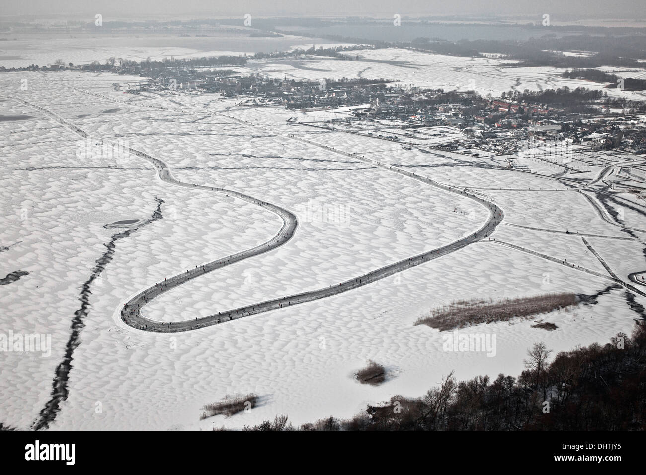 Niederlande, Loosdrecht, Menschen Eislaufen auf dem zugefrorenen Seen genannt Loosdrechtse Plassen. Luftbild Stockfoto