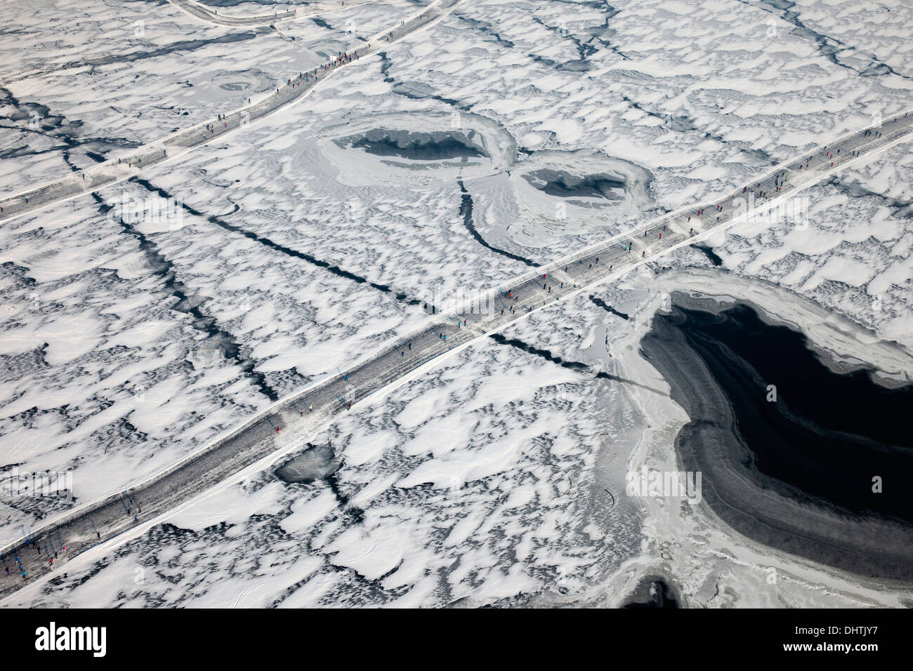 Niederlande, Loosdrecht, Menschen Eislaufen auf dem zugefrorenen Seen genannt Loosdrechtse Plassen. Luftbild Stockfoto