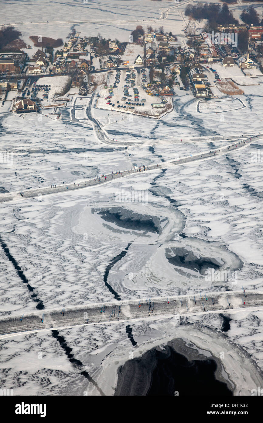 Niederlande, Loosdrecht, Menschen Eislaufen auf dem zugefrorenen Seen genannt Loosdrechtse Plassen. Luftbild Stockfoto