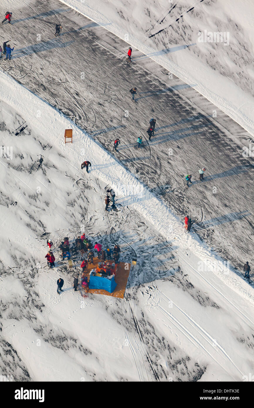 Niederlande, Loosdrecht, Menschen Eislaufen auf dem zugefrorenen Seen genannt Loosdrechtse Plassen. Luftbild Stockfoto