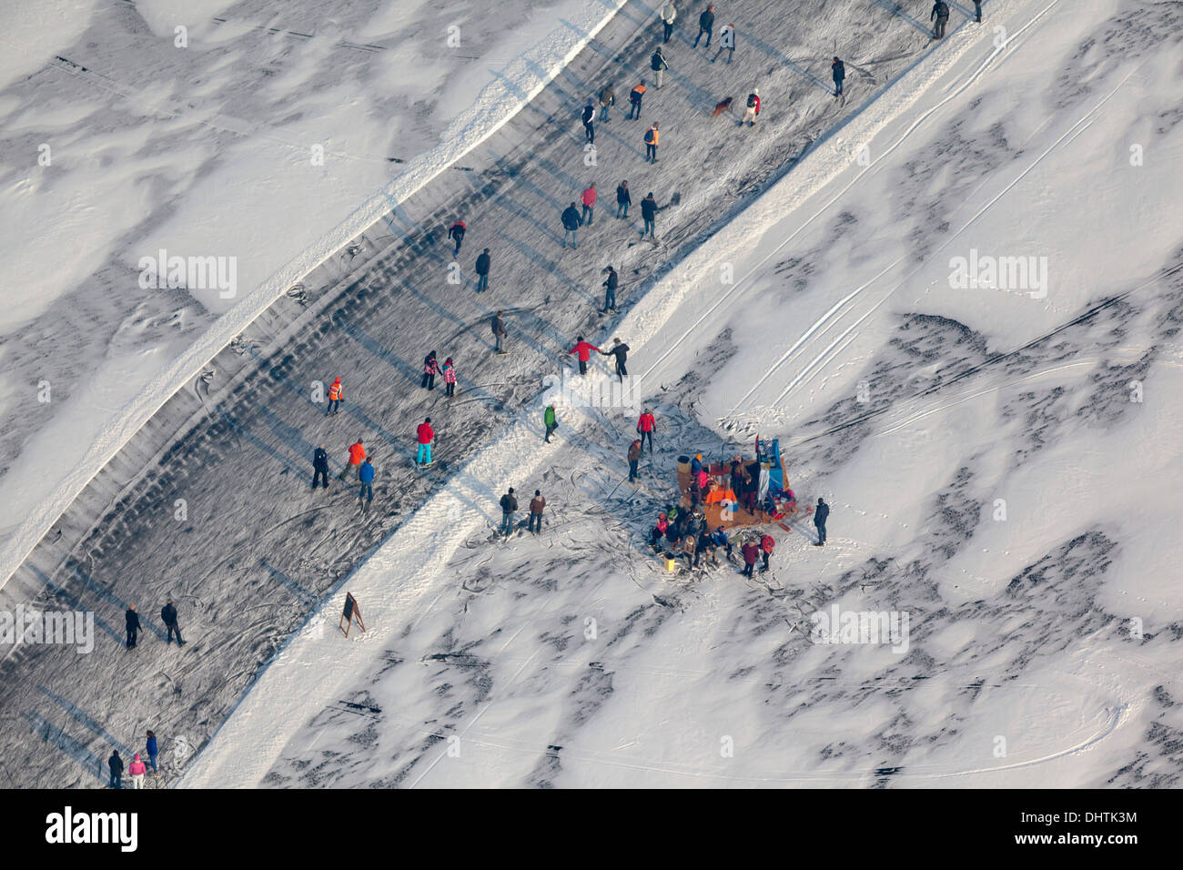 Niederlande, Loosdrecht, Menschen Eislaufen auf dem zugefrorenen Seen genannt Loosdrechtse Plassen. Luftbild Stockfoto