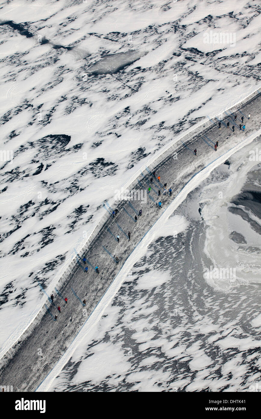 Niederlande, Loosdrecht, Menschen Eislaufen auf dem zugefrorenen Seen genannt Loosdrechtse Plassen. Luftbild Stockfoto