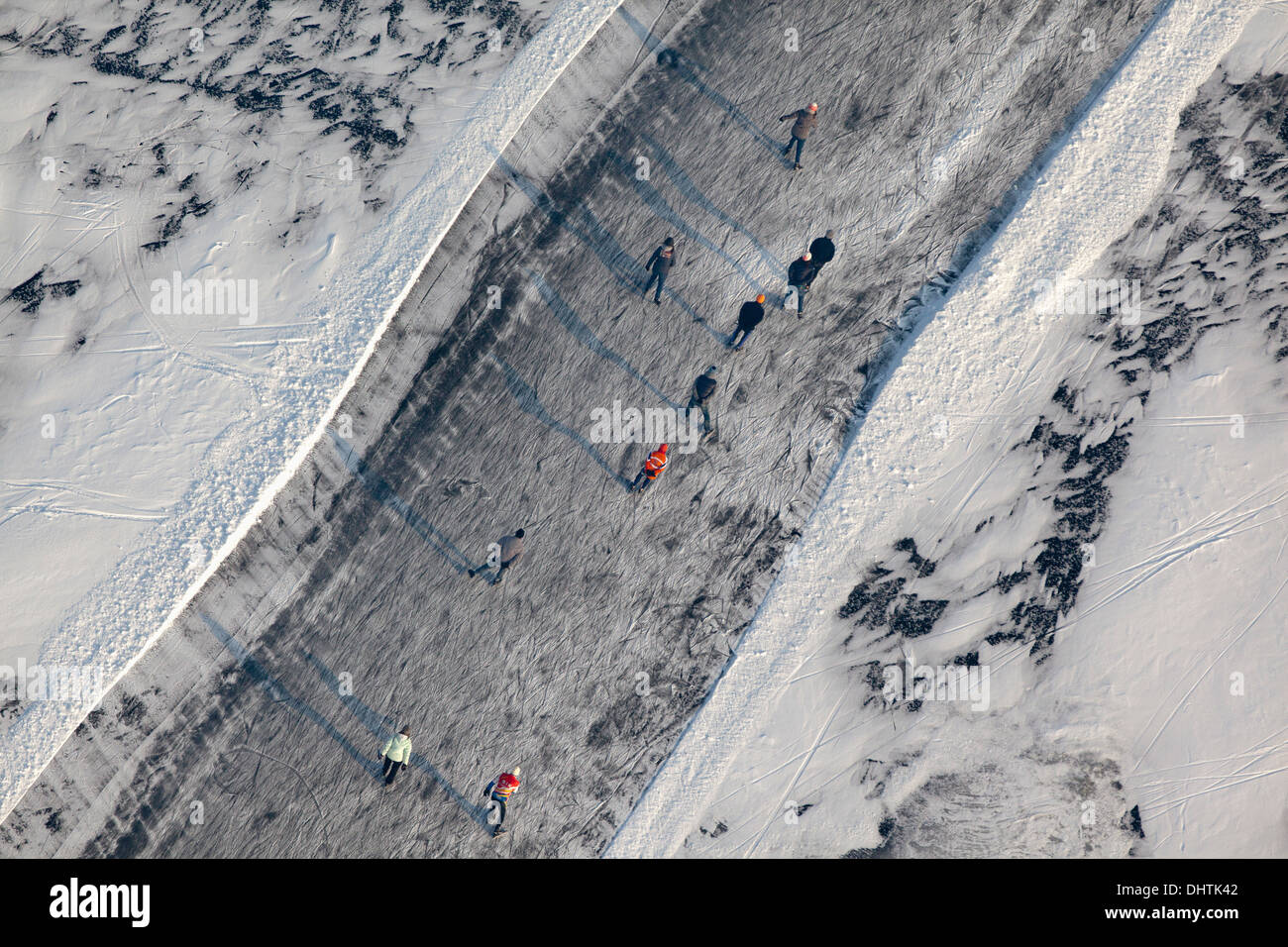 Niederlande, Loosdrecht, Menschen Eislaufen auf dem zugefrorenen Seen genannt Loosdrechtse Plassen. Luftbild Stockfoto