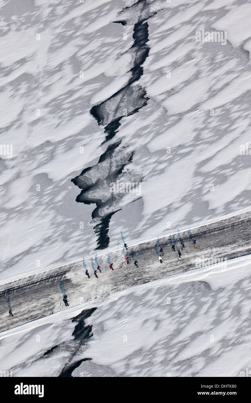 Niederlande, Loosdrecht, Menschen Eislaufen auf dem zugefrorenen Seen genannt Loosdrechtse Plassen. Luftbild Stockfoto