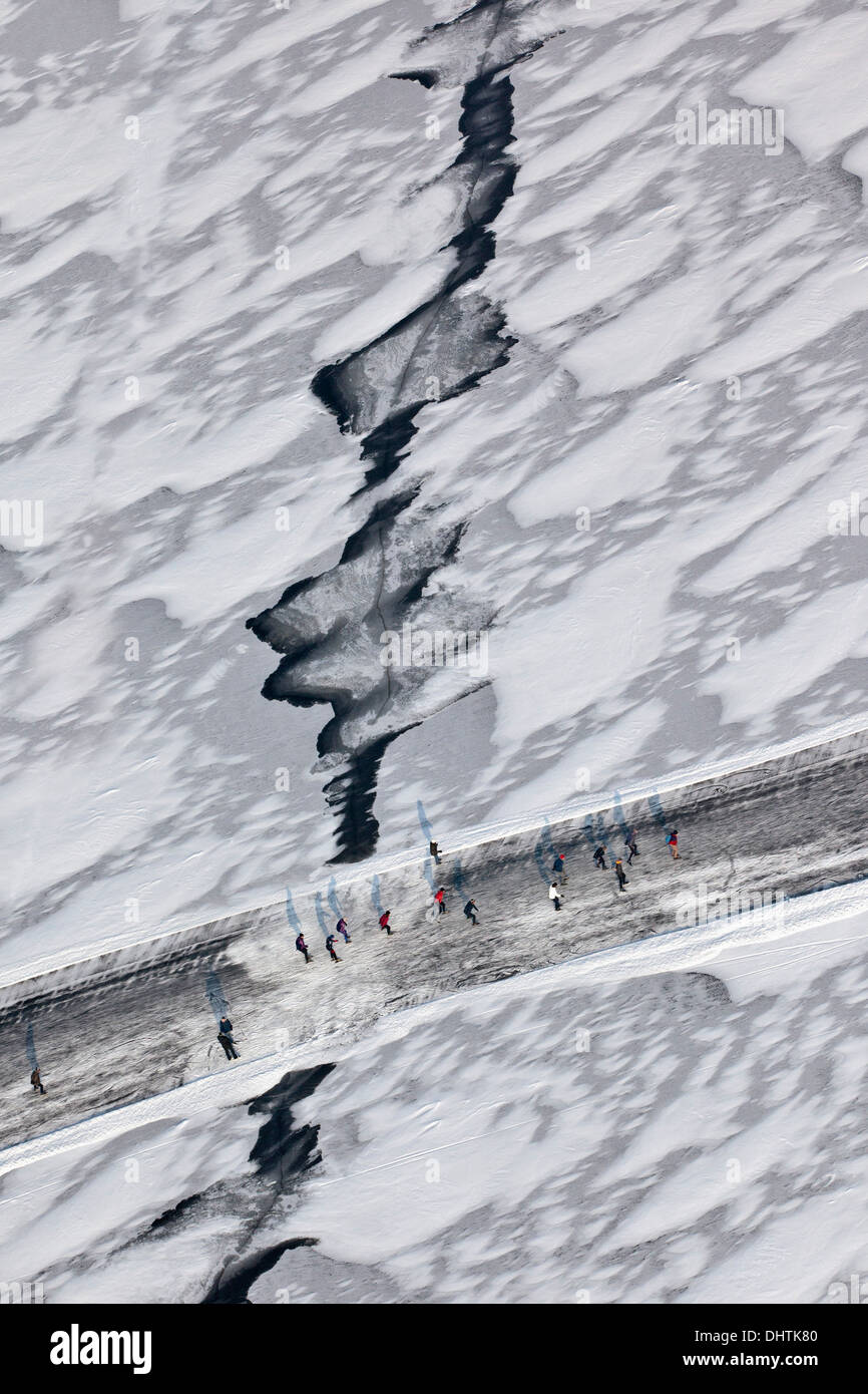 Niederlande, Loosdrecht, Menschen Eislaufen auf dem zugefrorenen Seen genannt Loosdrechtse Plassen. Luftbild Stockfoto