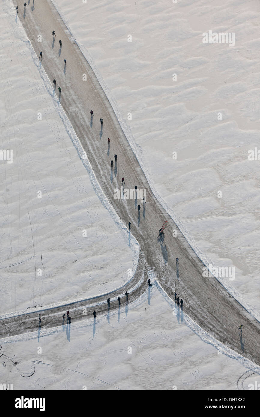Niederlande, Loosdrecht, Menschen Eislaufen auf dem zugefrorenen Seen genannt Loosdrechtse Plassen. Luftbild Stockfoto