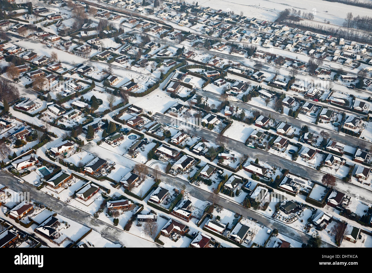 Niederlande, Loosdrecht, Ferienhäuser im Winter in der Nähe von Seen genannt Loosdrechtse Plassen. Luftbild Stockfoto