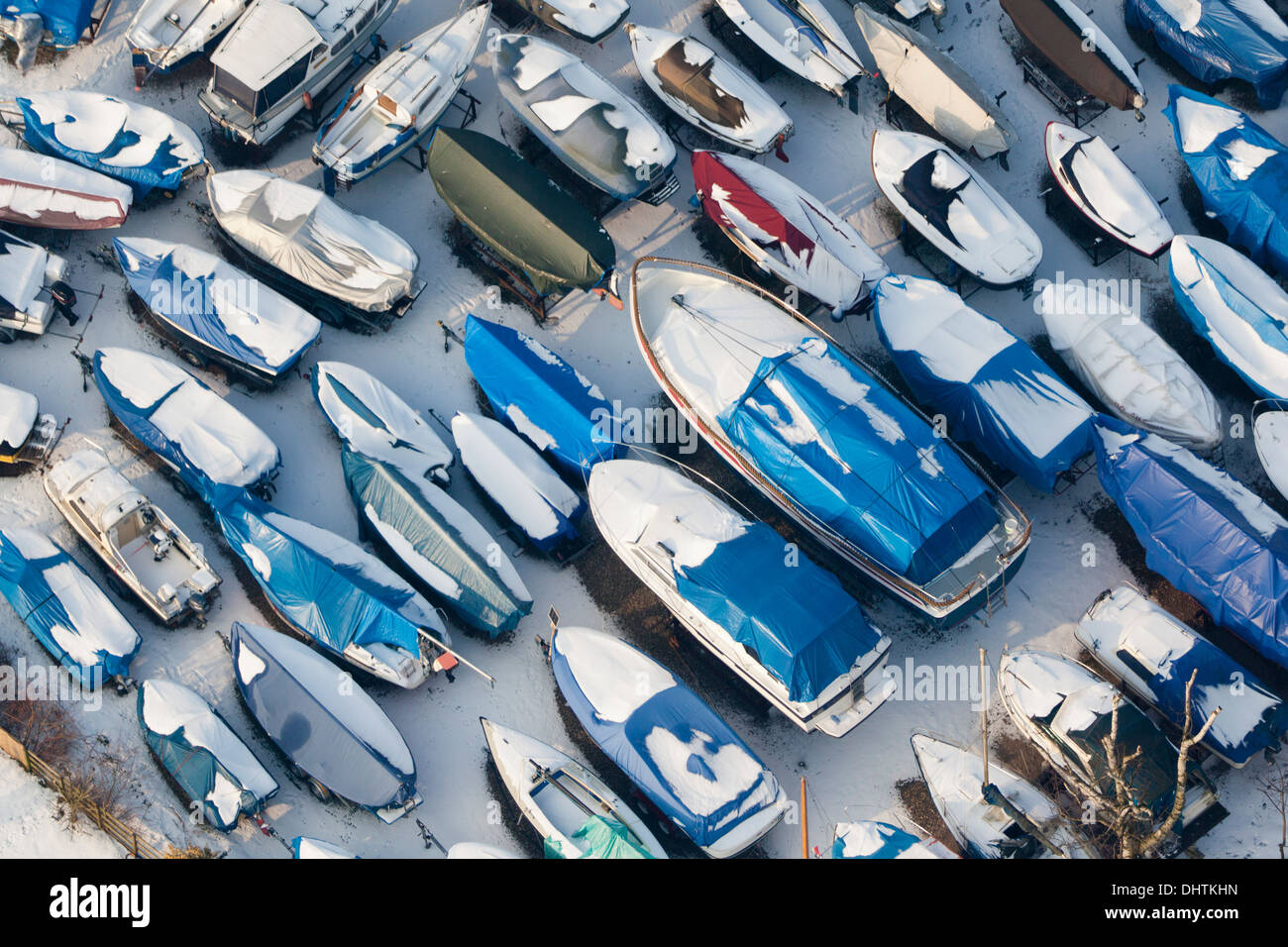 Niederlande, Loenen Aan de Vecht, kleine Yachten am Campingplatz. Winter. Luftbild Stockfoto