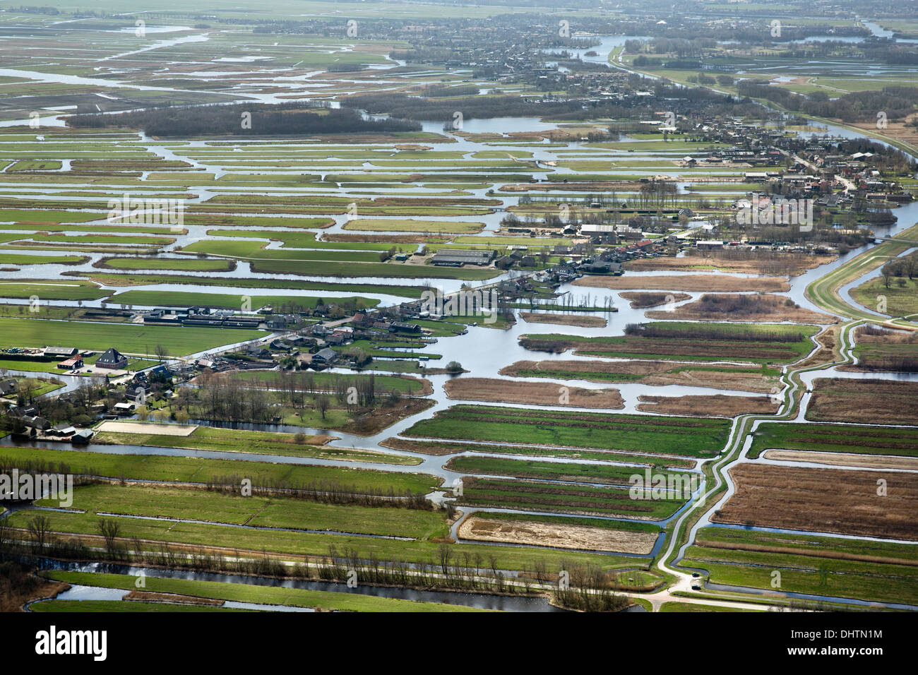 Niederlande, Den Ilp, Häuser und Bauernhöfe in Polderlandschaft. Luftbild Stockfoto