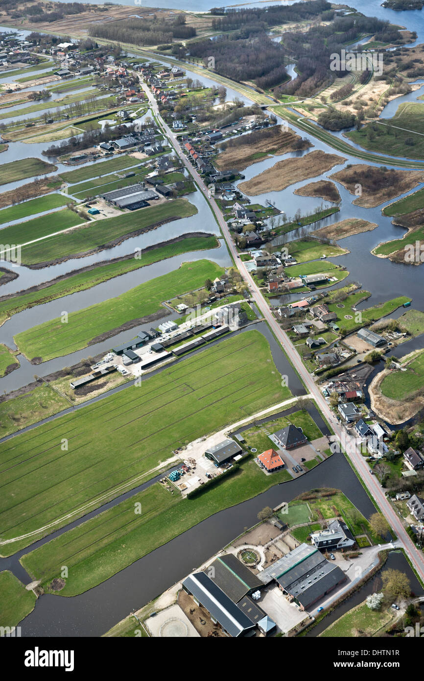 Niederlande, Den Ilp, Häuser und Bauernhöfe in Polderlandschaft. Luftbild Stockfoto