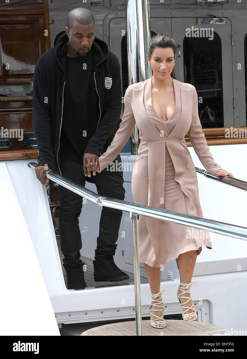 Kanye West und Kim Kardashian aussteigen eine Yacht während der 65 ...