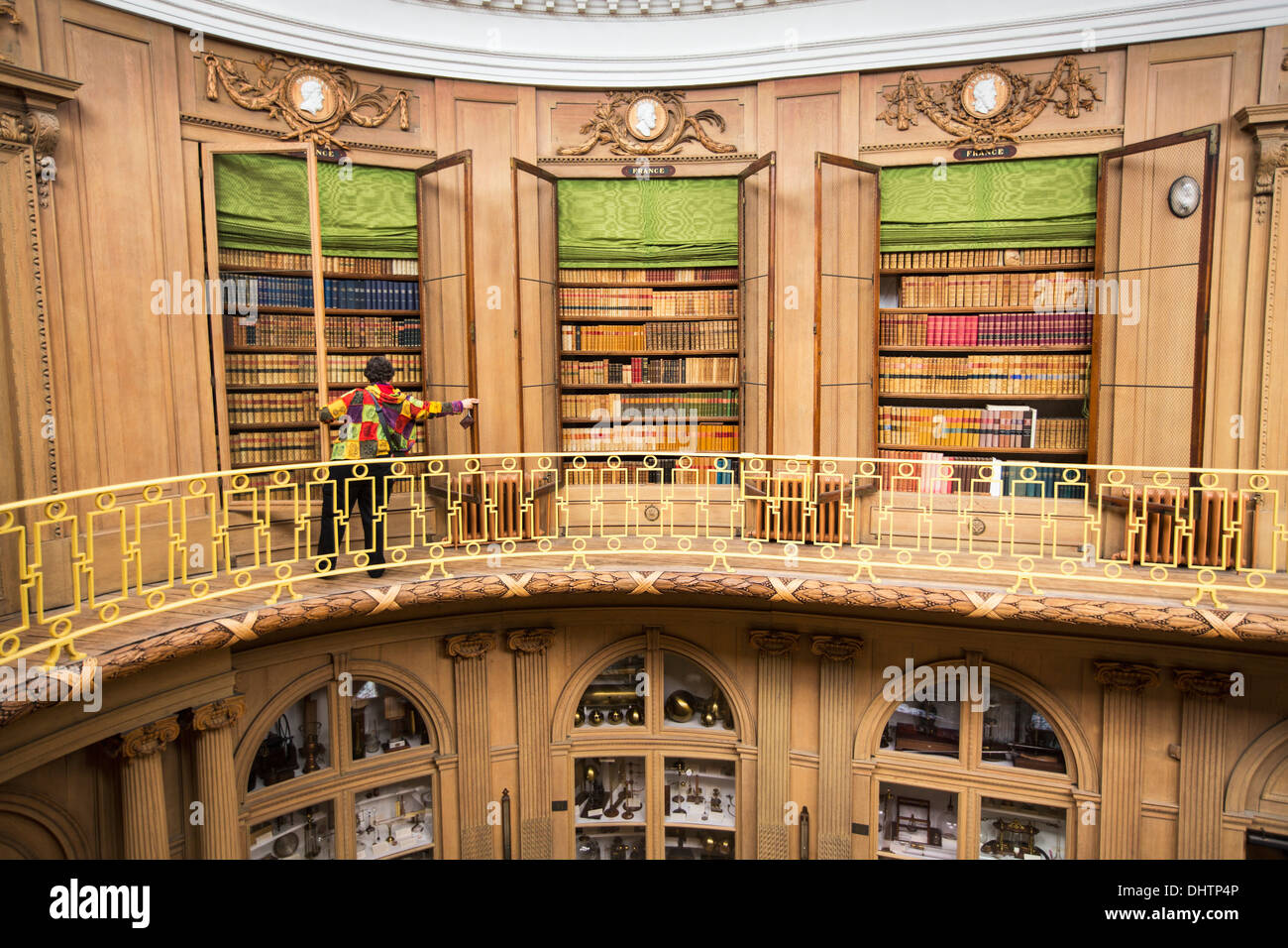 Niederlande, Haarlem, Teylers Museum zugänglich für die Öffentlichkeit seit 1784. Blick auf Bücherregale in ovaler Saal. Reiseführer Stockfoto