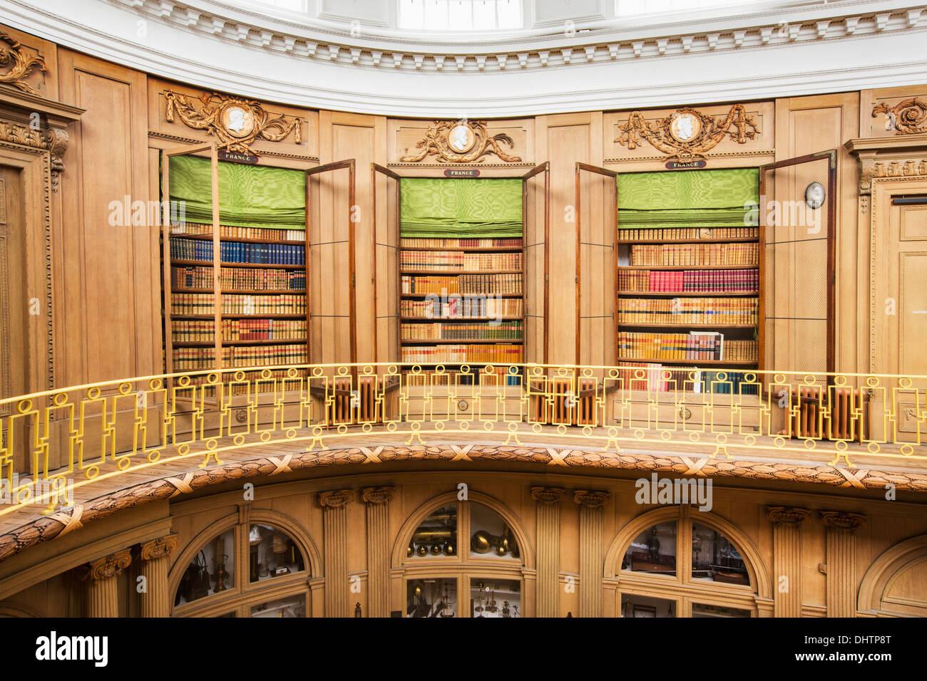 Niederlande, Haarlem, Teylers Museum zugänglich für die Öffentlichkeit seit 1784. Blick auf Bücherregale in ovaler Saal. Stockfoto