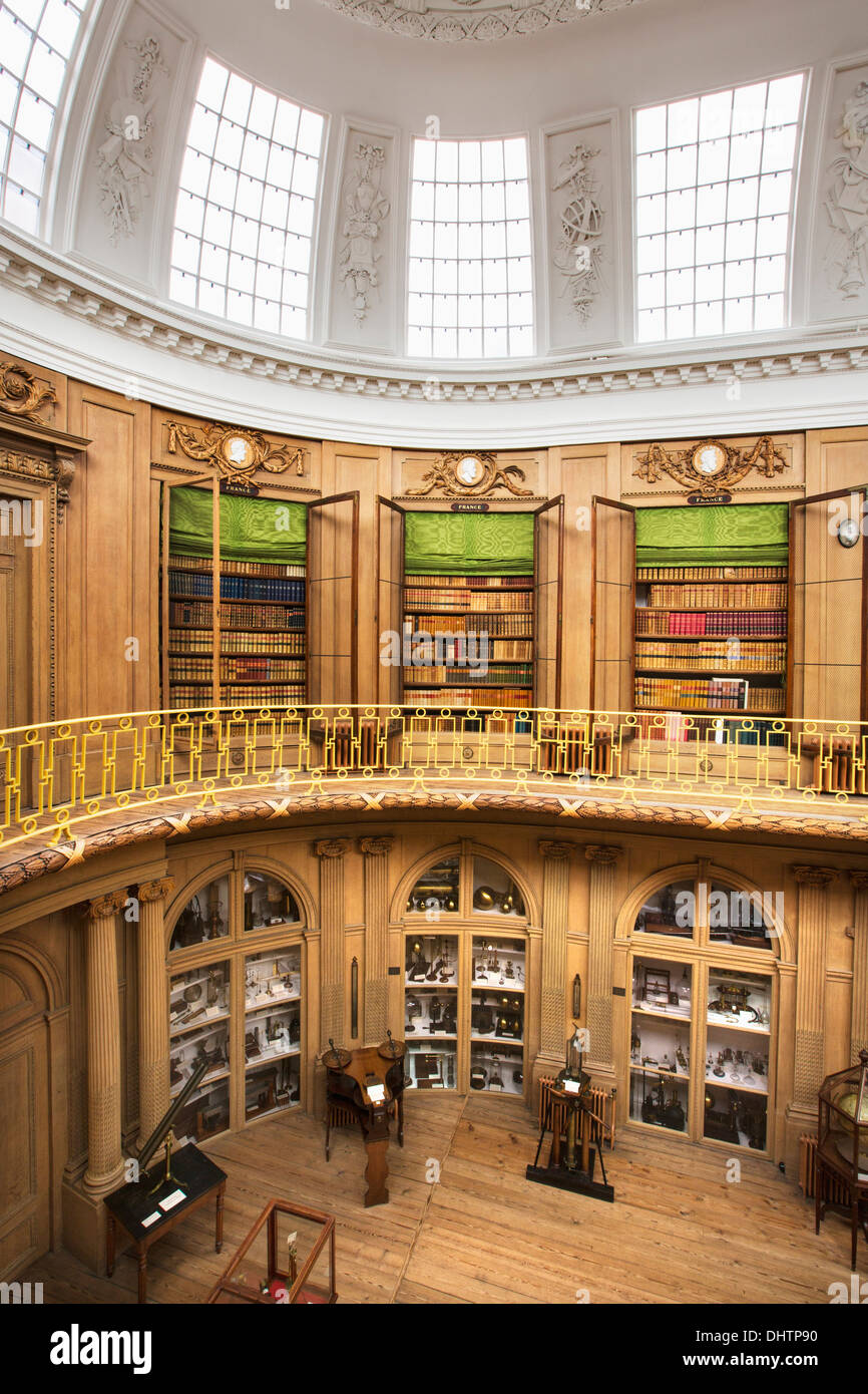 Niederlande, Haarlem, Teylers Museum zugänglich für die Öffentlichkeit seit 1784. Blick auf Bücherregale in ovaler Saal Stockfoto
