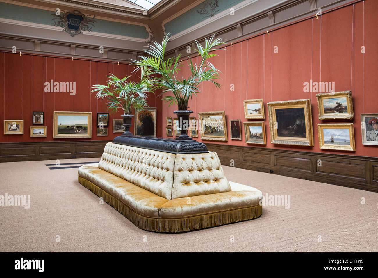 Niederlande, Haarlem, Teylers Museum, Kunstsammlung mit Bildern in einem der 2 Zimmer Stockfoto