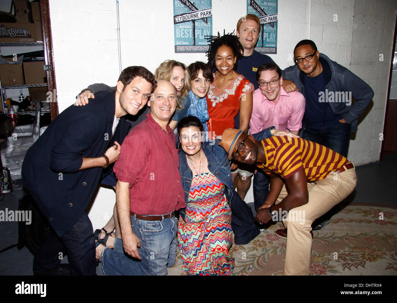 Steven Pasquale, Frank Wood, Christina Kirk, Annie Parisse, Crystal A. Dickinson, Brendan Griffin, Jeremy Shamos, Damon Gupton, Idina Menzel und Taye Diggs Backstage am Broadway spielen 'Clybourne Park' auf der Walter Kerr Theatre New York City, USA – 23. Stockfoto