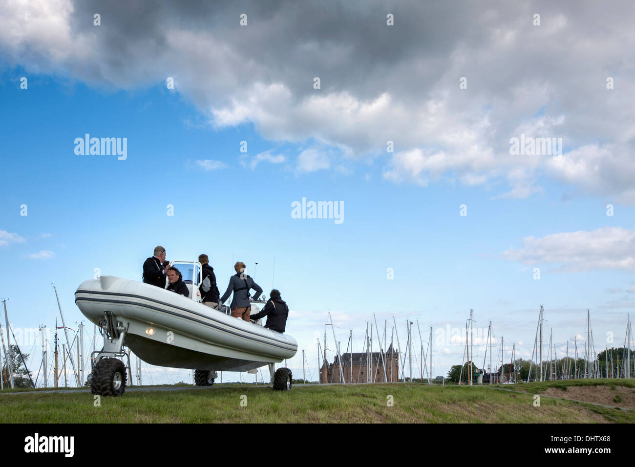 Niederlande, Muiden, Radfahrer Blick auf Boot auf Rädern Stockfoto