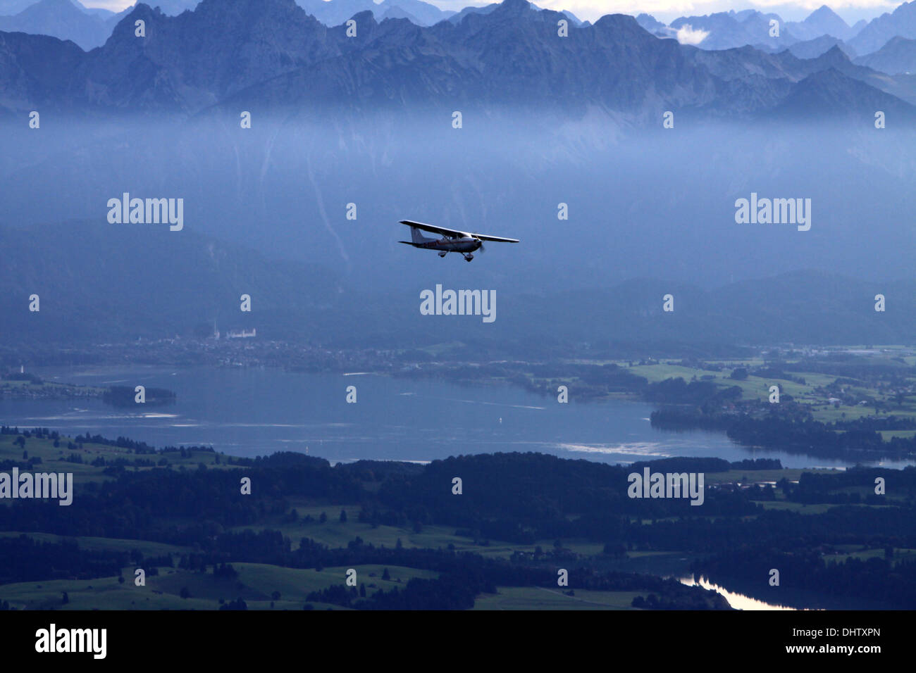 Sport-Flugzeug über dem Forggensee Stockfoto