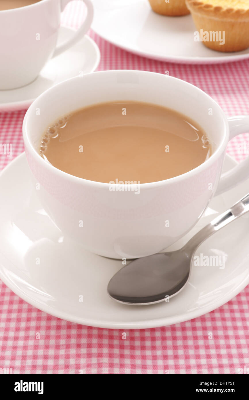 Tee mit Milch in einen weißen Tee-service Stockfoto