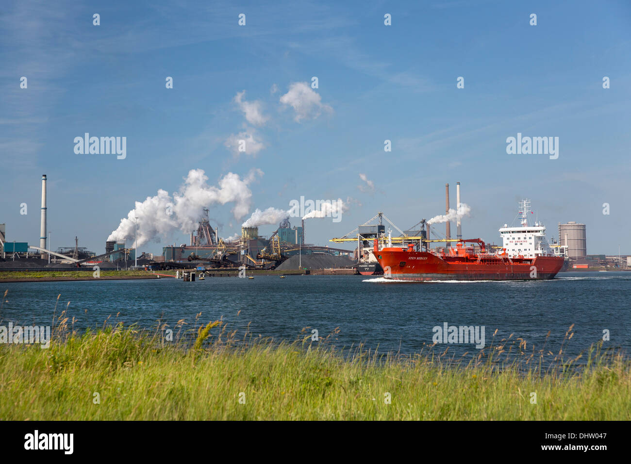 Holland, IJmuiden, Frachtschiff, Hintergrund TATA Steel Hochöfen Stockfoto