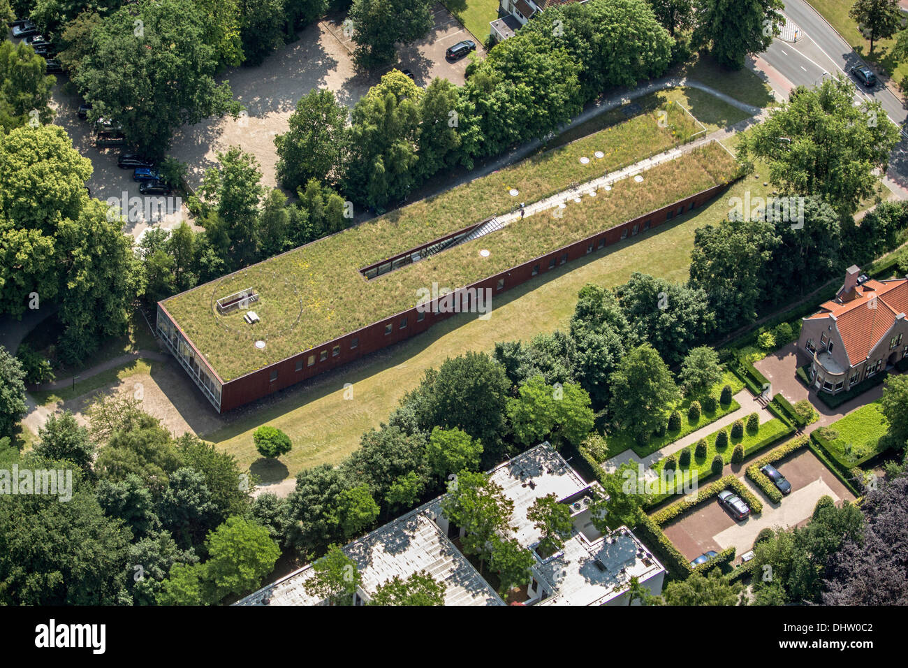 Niederlande, Hilversum, Bereich für cross Media genannt Mediapark. Dachgarten auf Studio. Luftbild Stockfoto