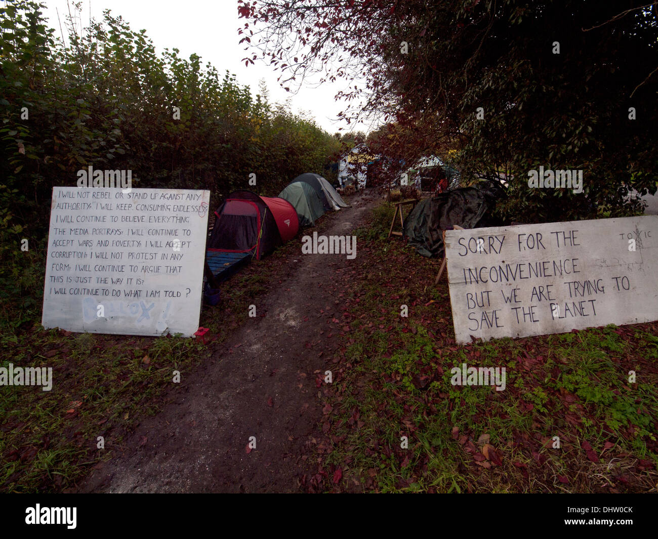 Ein am Straßenrand Protest-Camp für Anti-Fracking-Aktivisten in Balcombe Stockfoto