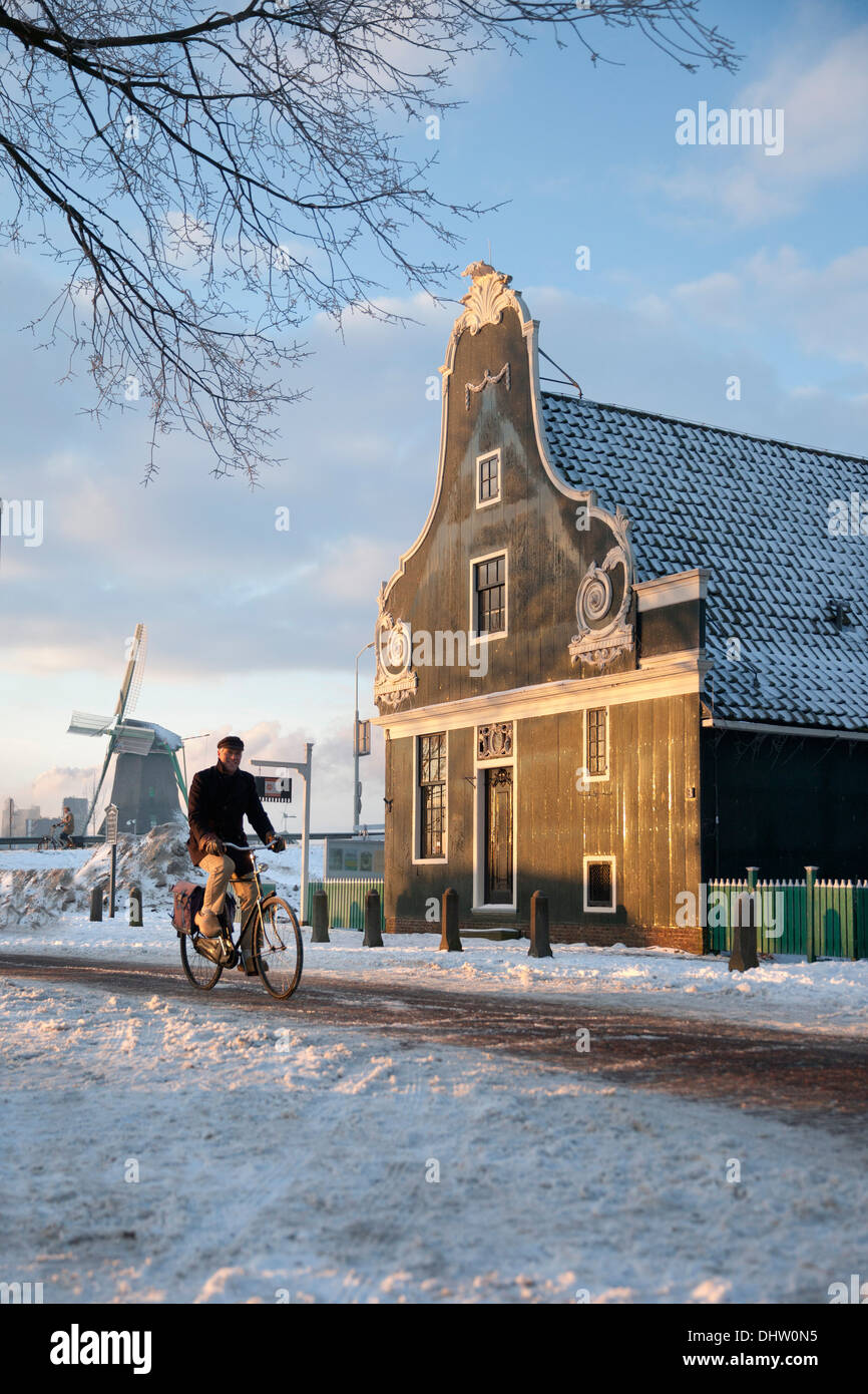 Niederlande, Zaanse Schans in der Nähe von Zaandam, Open-Air Touristenattraktion mit Windmühlen und Häuser. Winter Stockfoto