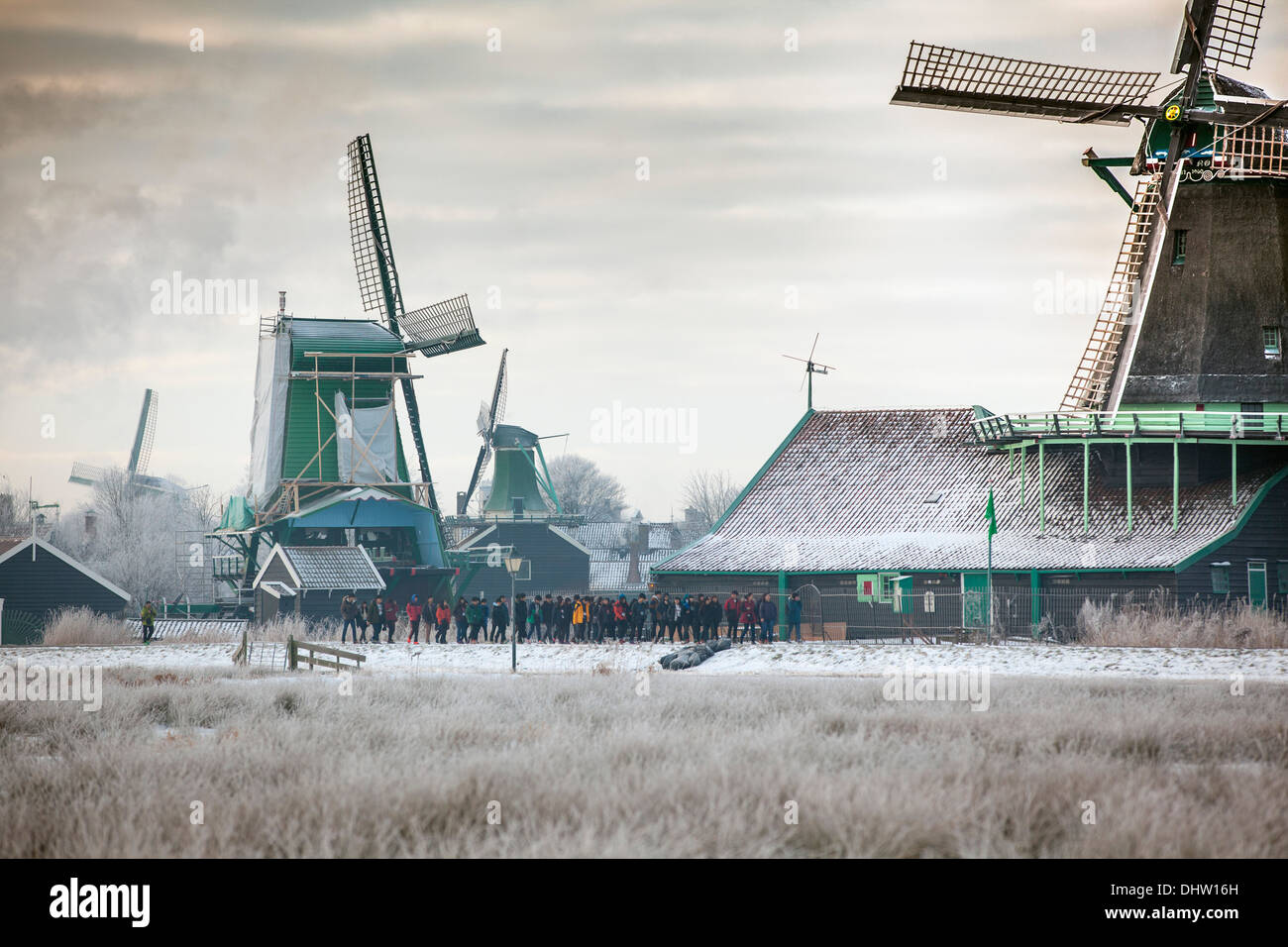 Niederlande, Zaanse Schans in der Nähe von Zaandam, Open-Air Touristenattraktion mit Windmühlen und Häuser. Winter Stockfoto