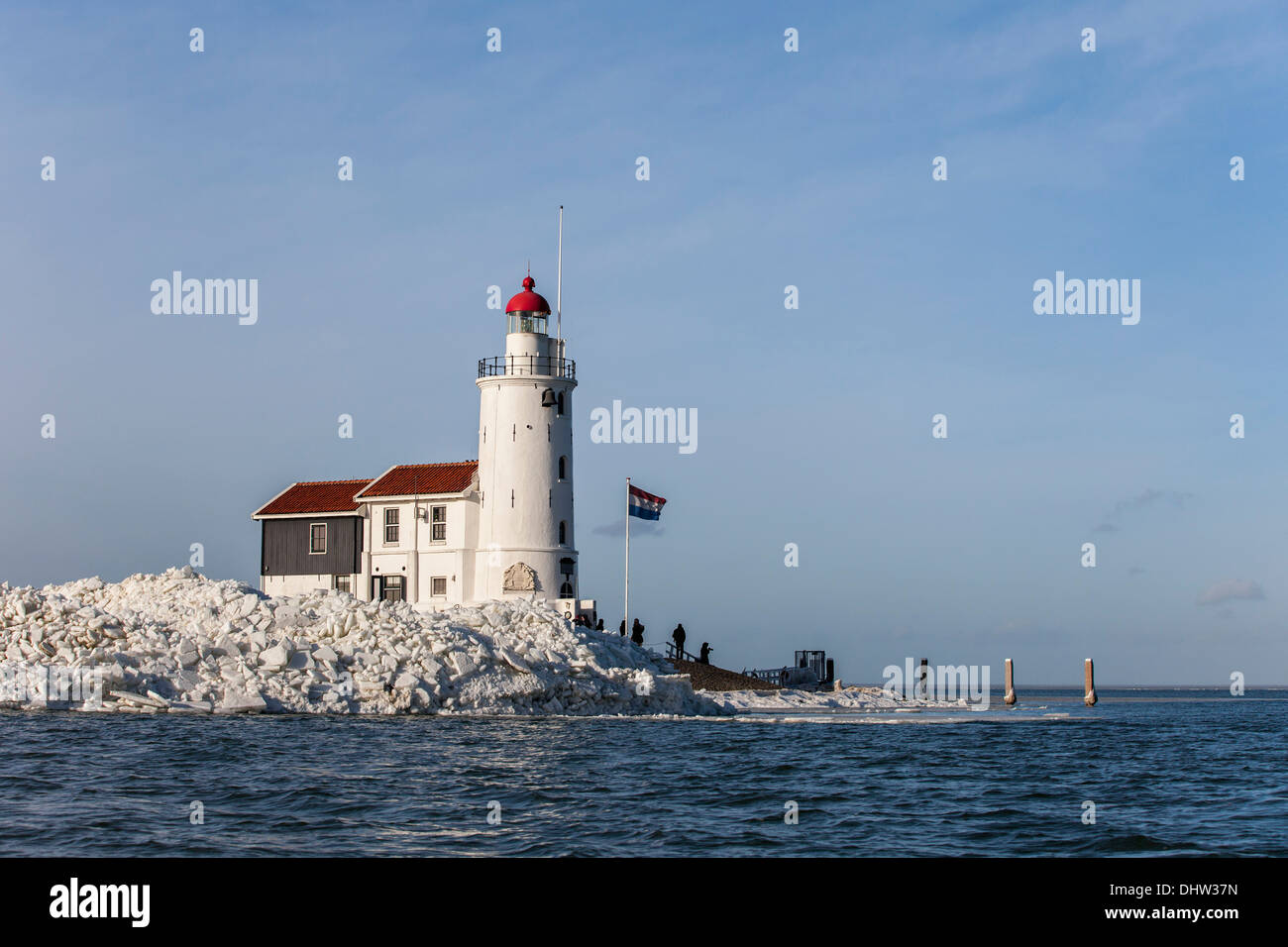 Niederlande, Marken, Lake genannt IJsselmeer. Winter. Leuchtturm Het Paard genannt. Treibeis droht des Leuchtturms Stockfoto