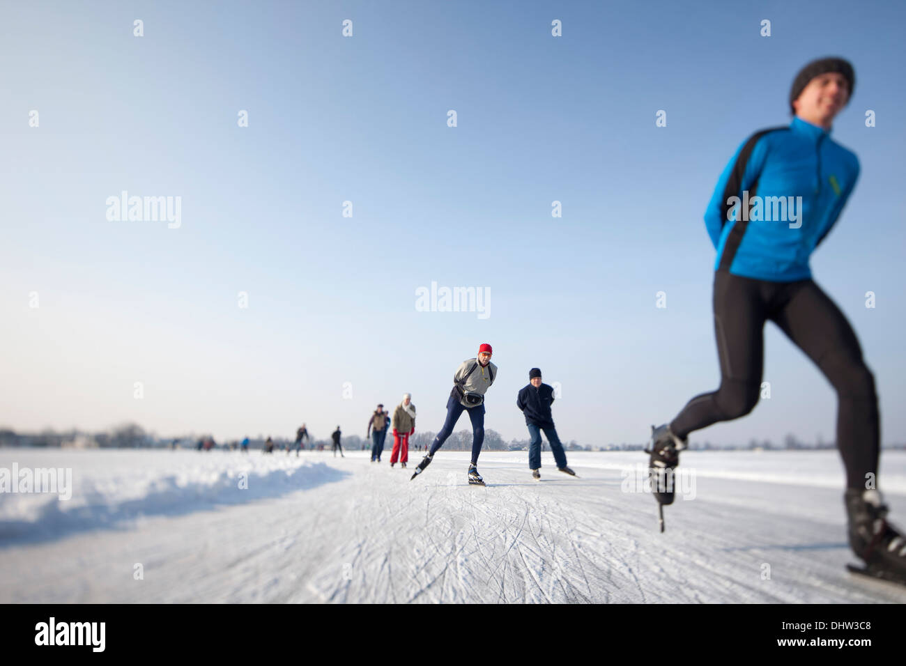 Niederlande, Loosdrecht, Seen genannt Loosdrechtse Plassen. Winter. Eislaufen Stockfoto