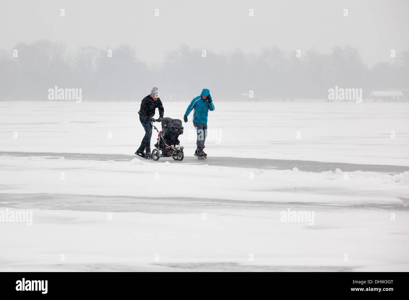 Niederlande, Loosdrecht, Seen genannt Loosdrechtse Plassen. Winter. Eislaufen. Mann mit buggy Stockfoto