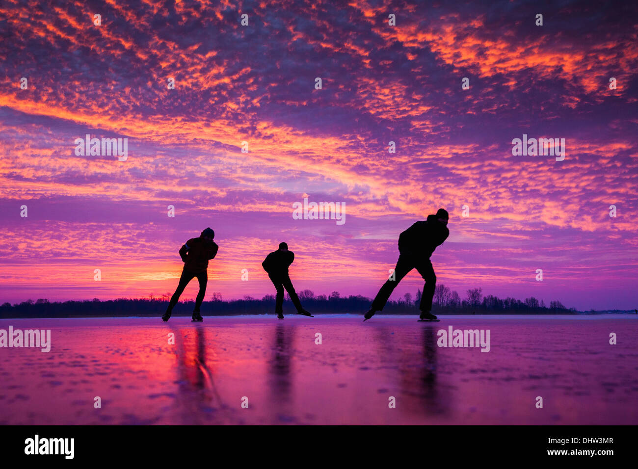 Niederlande, Loosdrecht, Seen genannt Loosdrechtse Plassen. Winter. Eislaufen. Sunrise Stockfoto