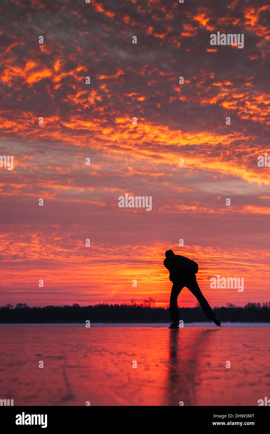 Niederlande, Loosdrecht, Seen genannt Loosdrechtse Plassen. Winter. Eislaufen. Sunrise Stockfoto