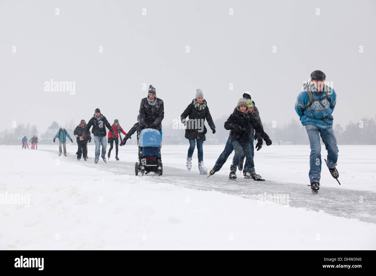 Herlands, Loosdrecht, Seen genannt Loosdrechtse Plassen. Winter. Familie Eislaufen mit buggy Stockfoto