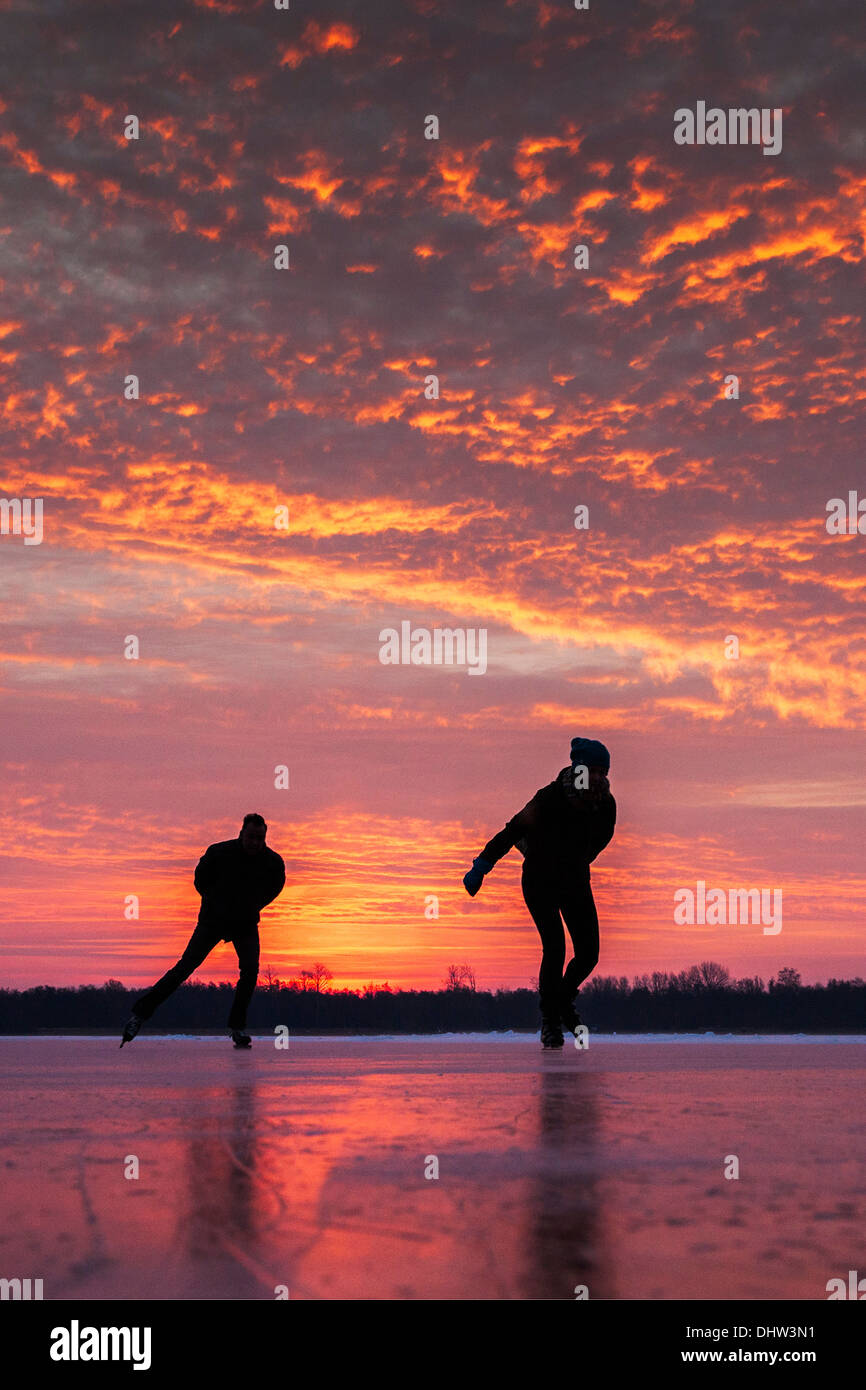 Niederlande, Loosdrecht, Seen genannt Loosdrechtse Plassen. Winter. Eislaufen. Sunrise Stockfoto