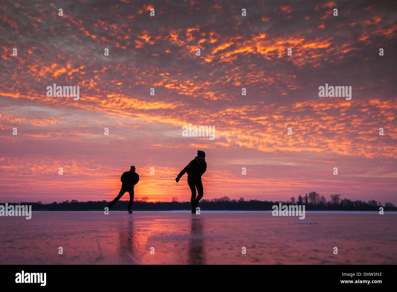 Niederlande, Loosdrecht, Seen genannt Loosdrechtse Plassen. Winter. Eislaufen. Sunrise Stockfoto