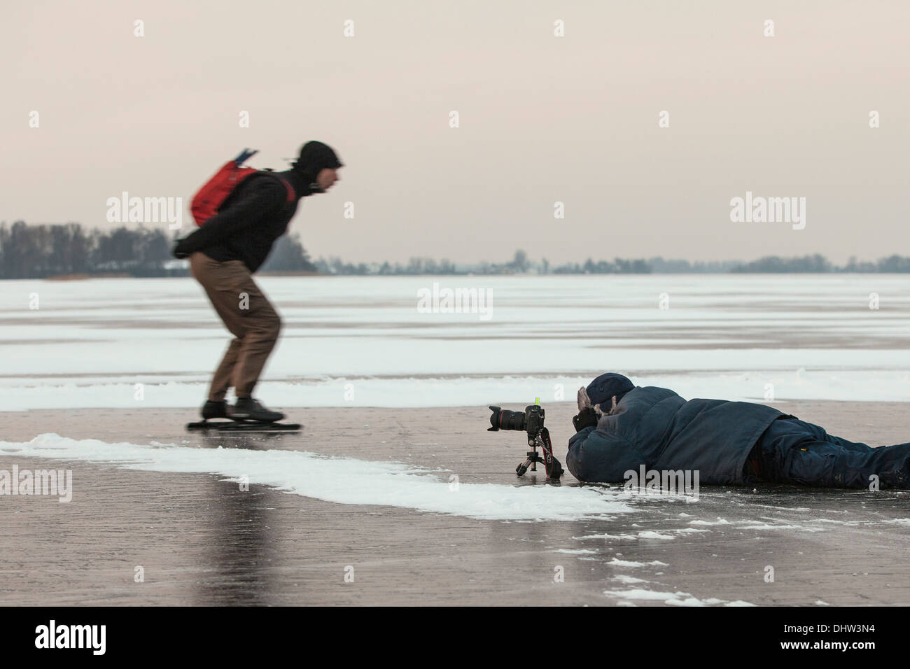 Niederlande, Loosdrecht, Seen genannt Loosdrechtse Plassen. Winter. Eislaufen. Sunrise. Kameramann, Fotograf Frans Lemmens Dreharbeiten Stockfoto