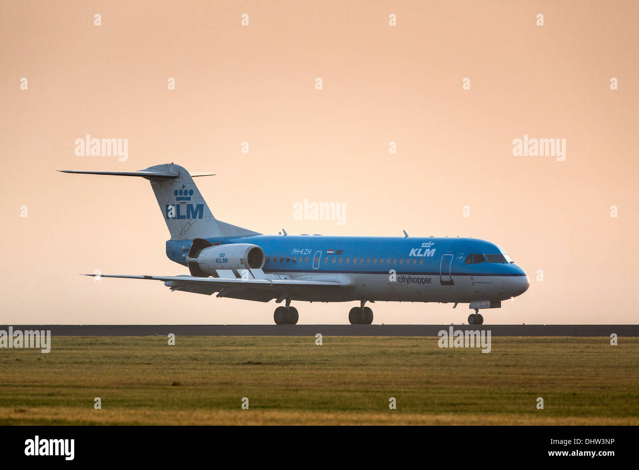 Niederlande, Vijfhuizen, Amsterdam Schiphol Flughafen. Start-und Landebahn Polderbaan genannt. KLM Flugzeug Landung. Sunrise Stockfoto