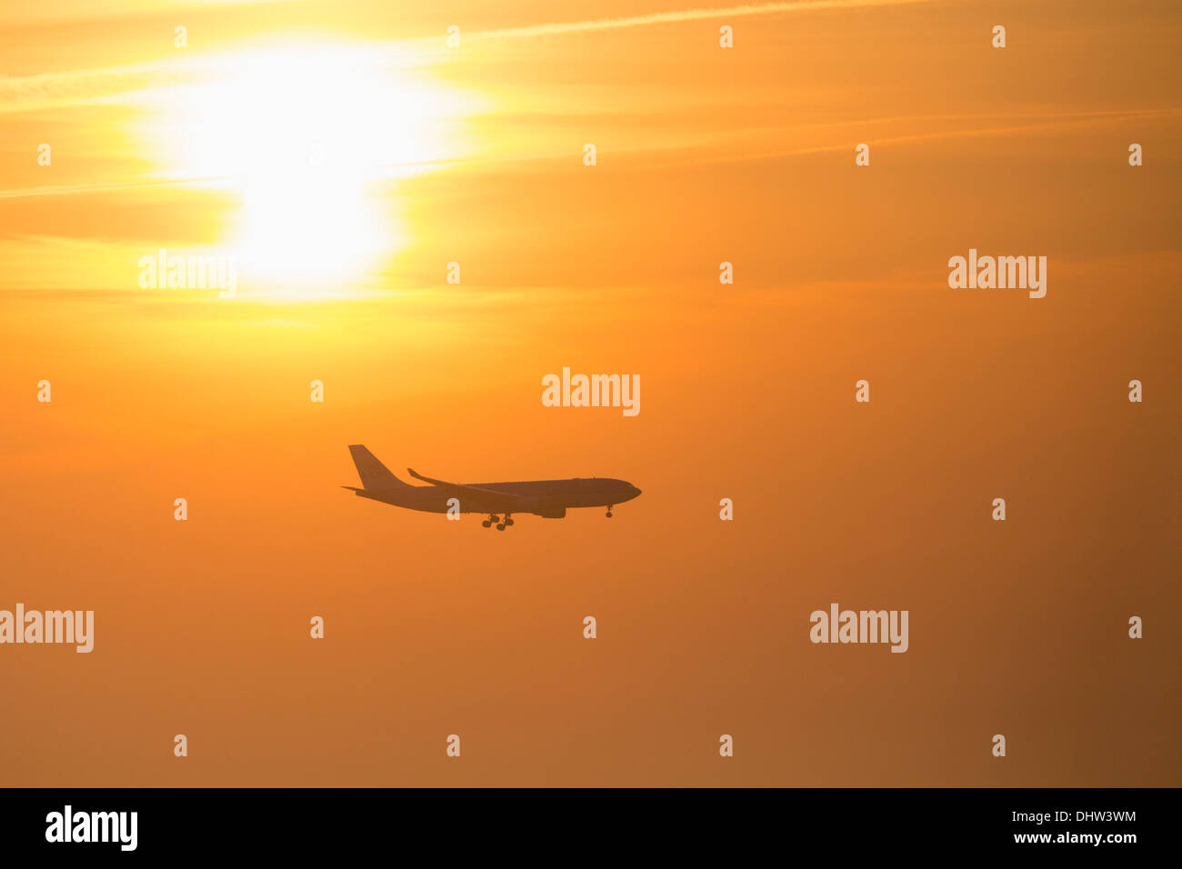 Niederlande, Vijfhuizen, Amsterdam Schiphol Flughafen. Start-und Landebahn Polderbaan genannt. United Airlines Flugzeug Landung im Nebel. Sunrise Stockfoto