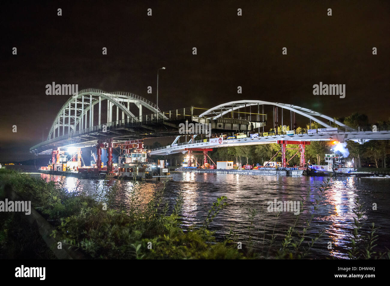 Niederlande, Weesp, Ersatz der Brücke am Kanal genannt Amsterdam-Rhein. Alte und neue Brücke vorbei an einander Stockfoto